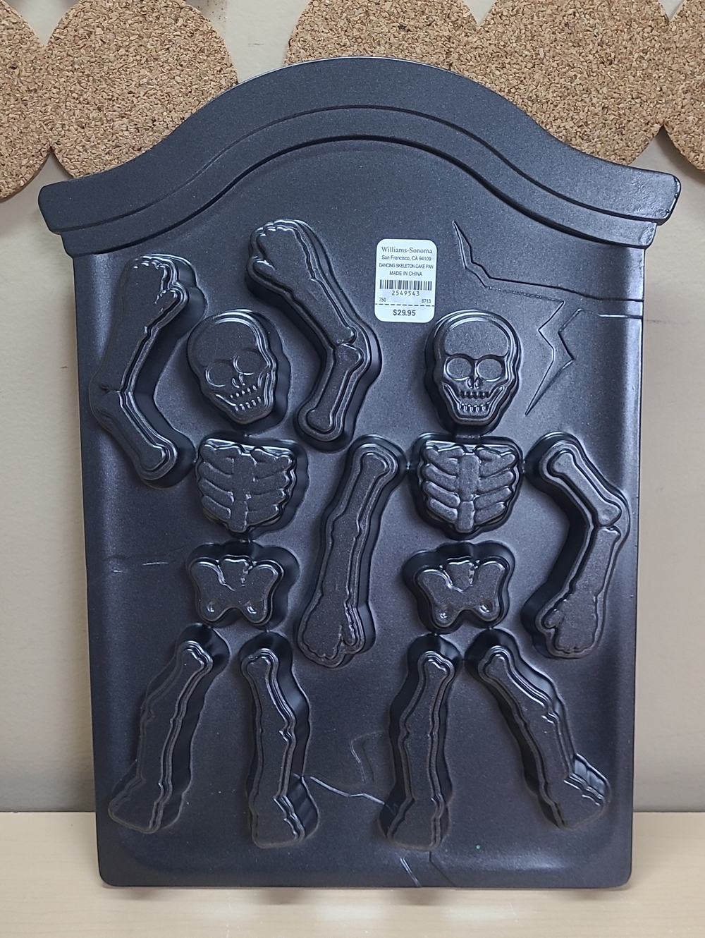 Williams-Sonoma Dancing Skeleton Bones Cake Pan S/N 2549543 NWT